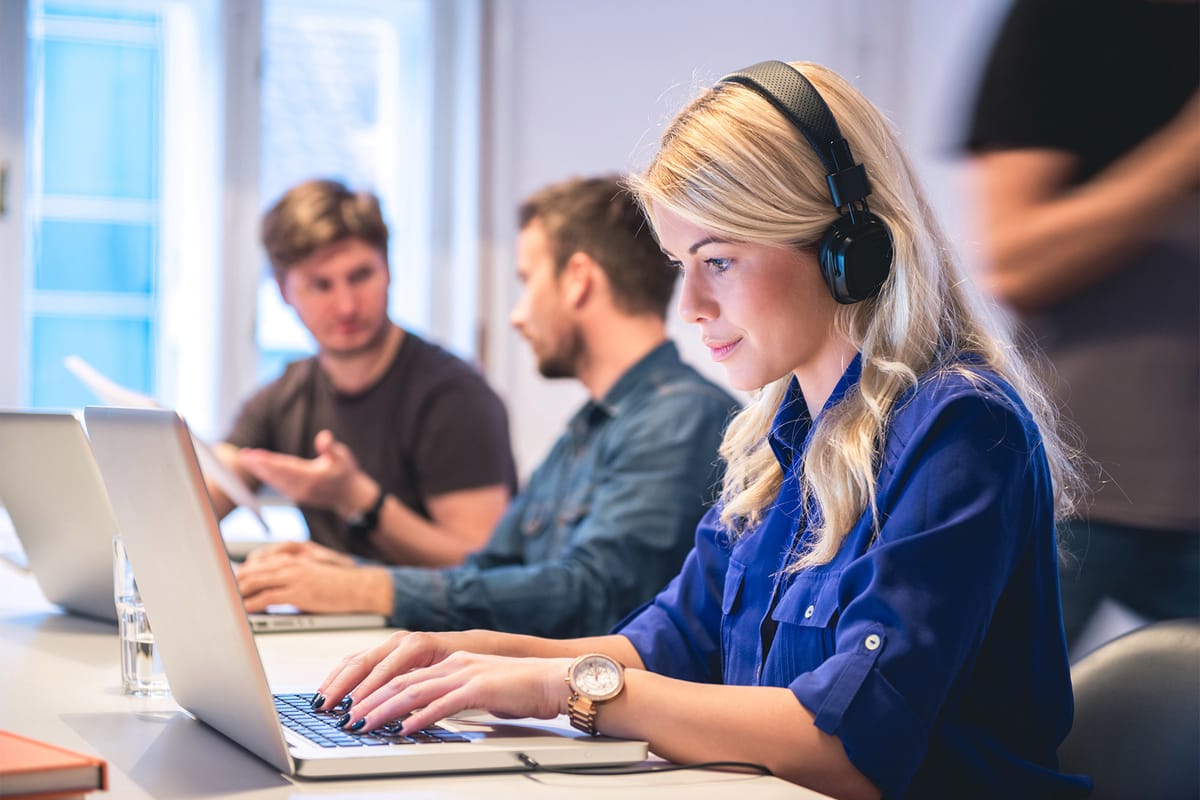 5 tipos de música que aumentan tu productividad. Algunos tipos de música están diseñados para ayudarte a hacer mejor las cosas Post feature image