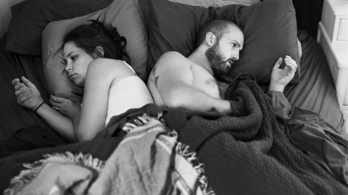 Fotógrafo remueve los smartphones de estas fotografías para mostrar nuestro nuevo y extraño mundo Post feature image