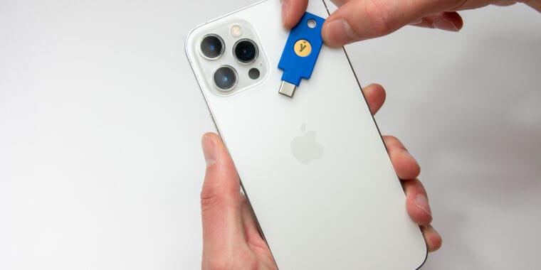 Recibe protección contra el phishing y la apropiación de cuentas con la llave de seguridad Yubico C NFC. Post feature image