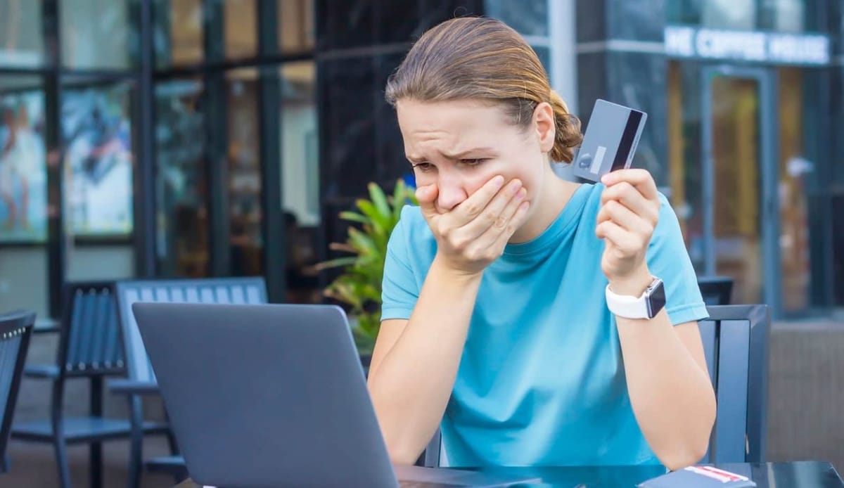 Detén a los estafadores en las redes sociales. Post feature image