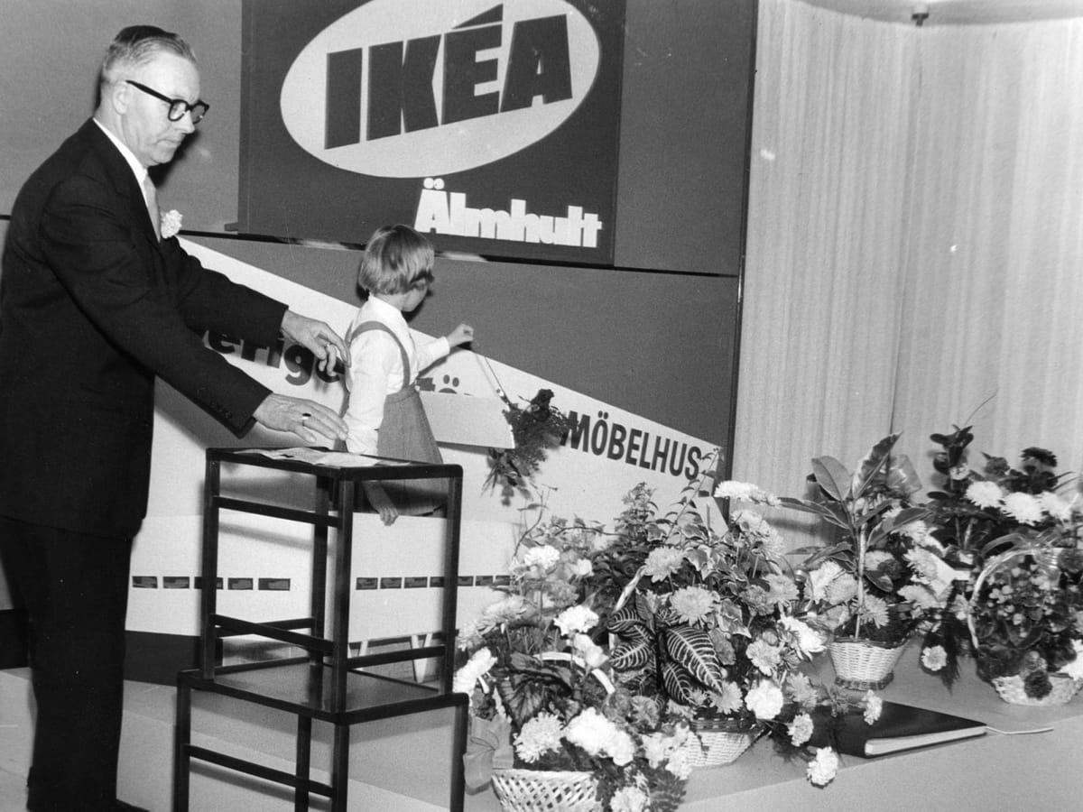 El director de la junta municipal de Älmhult, Eric Anderek, en la inauguración de la primera tienda Ikea. 