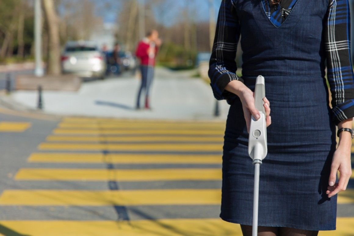 Ingeniero inventa un 'bastón inteligente' que usa Google Maps para ayudar a las personas ciegas a navegar