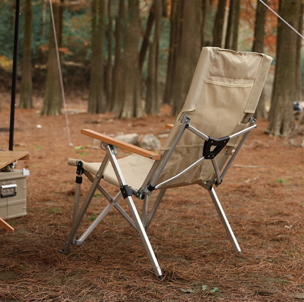 Las mejores sillas de campamento ligeras para usar al aire libre y que puedes llevar en la mochila