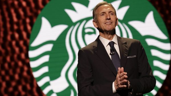 Howard Schultz, de la pobreza a construir un imperio millonario del café.
