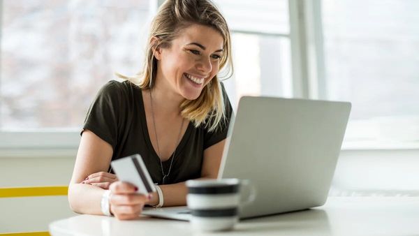 Sin colas y sin salir de casa: las múltiples ventajas de las compras online en rebajas